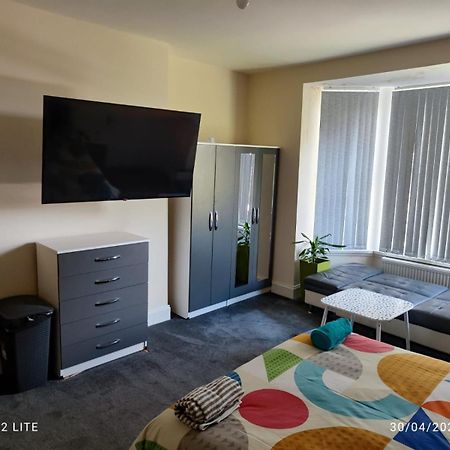 Ensuite Room With Private Bathroom At Walsall Room photo