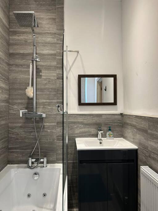 Ensuite Room With Private Bathroom At Walsall Exterior photo